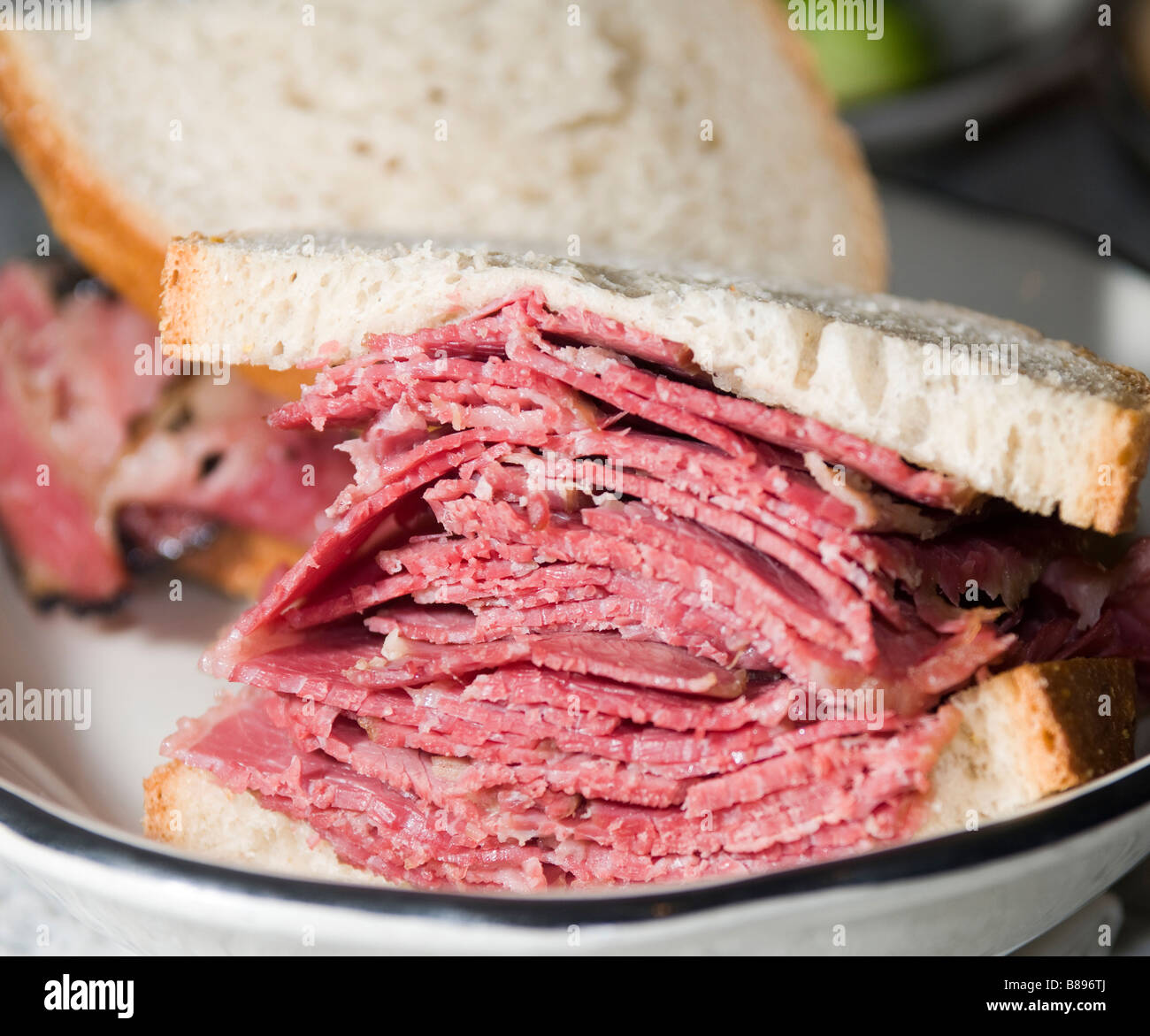 Le corned-beef sandwich au pastrami côte à côte le pain juif casher delicatessen new york Banque D'Images