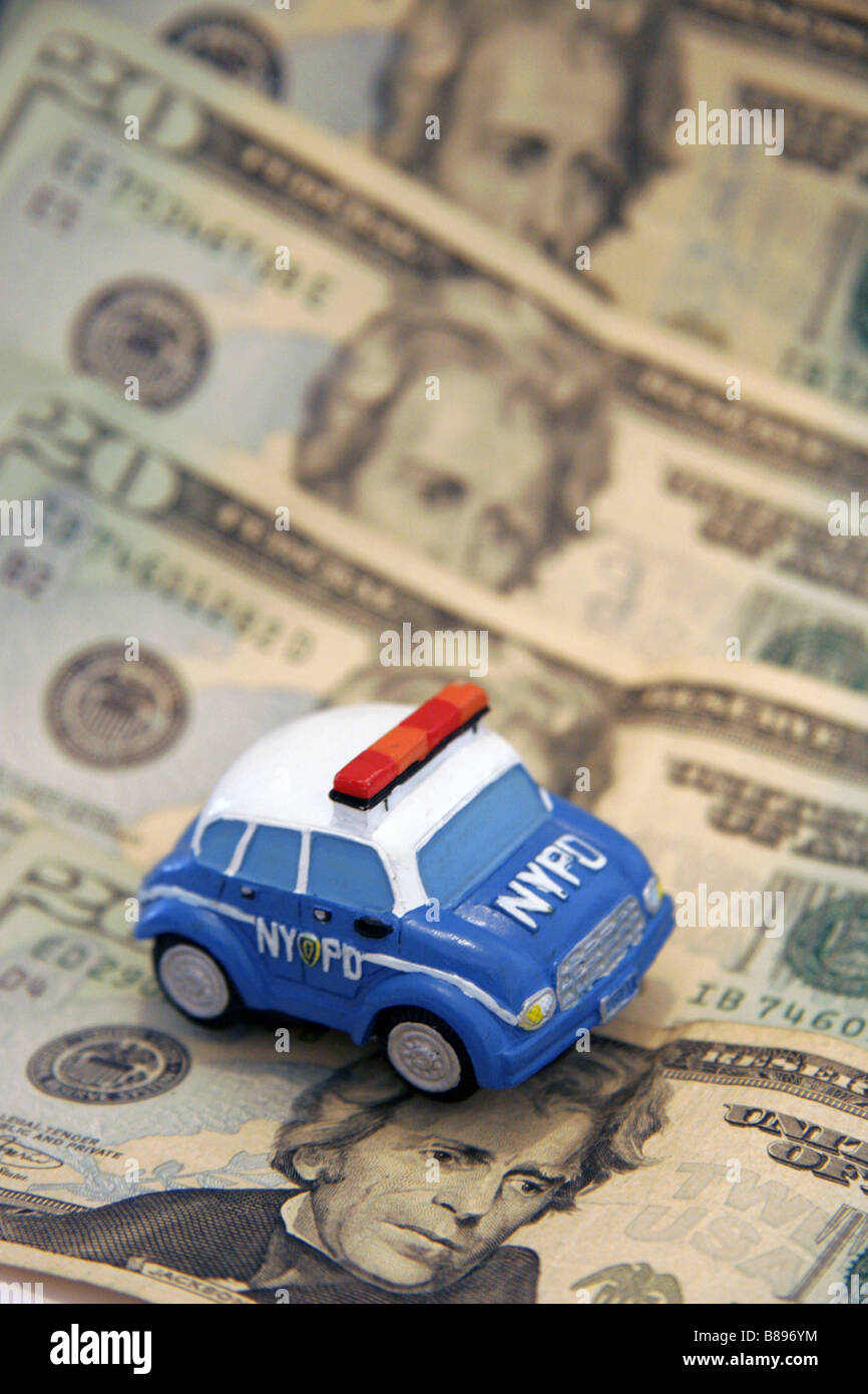 Jouet voiture de police NYPD et vingt dollar bills Banque D'Images