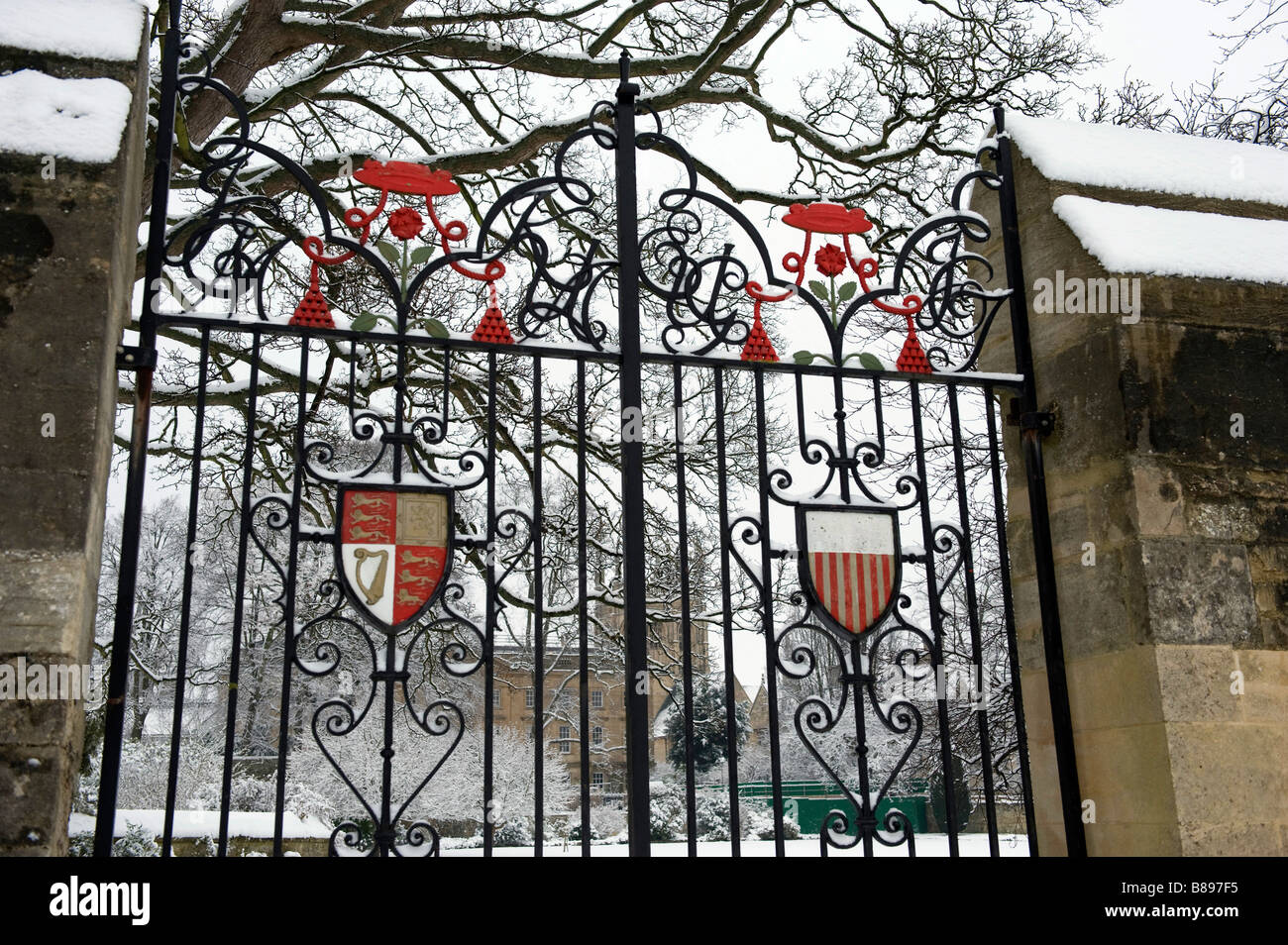 Les portes de l'université de Christchurch à partir de la prairie,recouvert de neige Banque D'Images