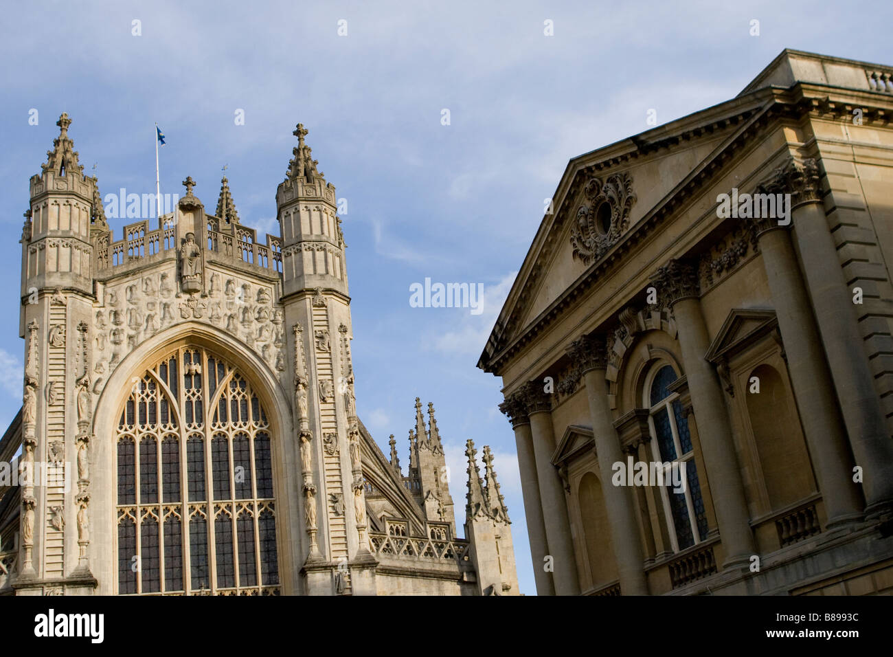 Vue sur l'abbaye de Bath et square, Bath, Angleterre Banque D'Images