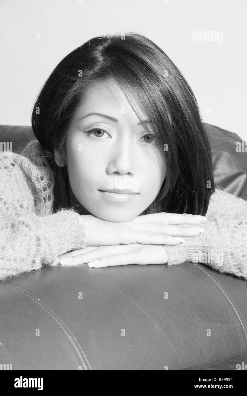 Jolie femme asiatique avec calme, le contact avec les yeux en noir et blanc Banque D'Images