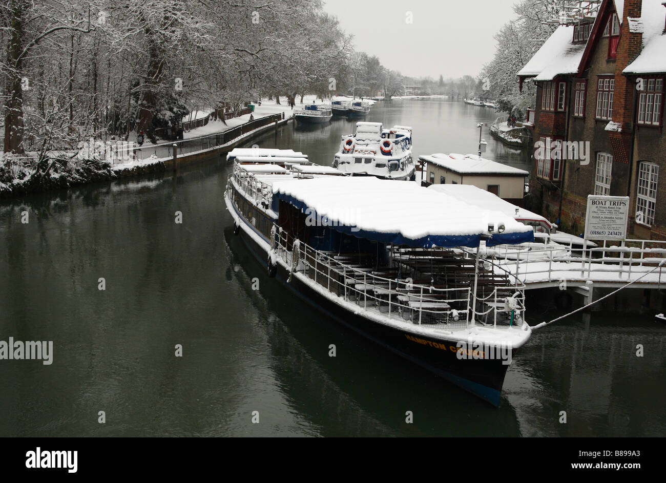 Bateau de tourisme sur la Tamise [couverts de neige blanche, vue du pont 'folie', Oxford, Angleterre, Royaume-Uni, scène d'hiver Banque D'Images
