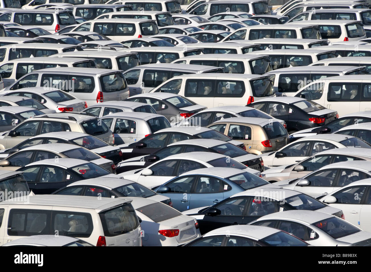 Bahreïn regardant de près d'en haut sur les activités de stockage à quai de voitures neuves importées en attente de distribution Manama Bahreïn Golfe Persique Asie Banque D'Images