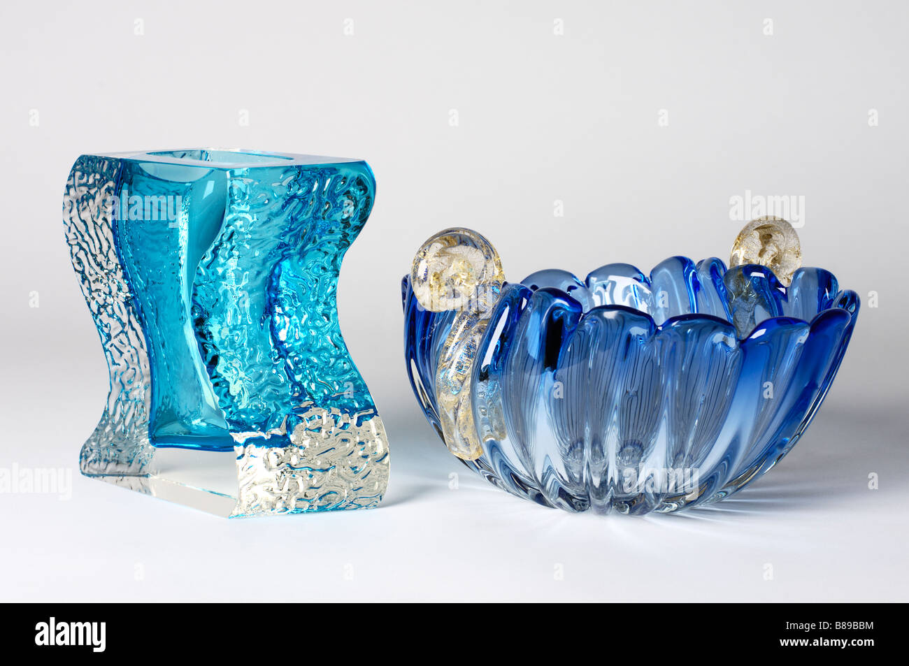 Une Paire de vases en verre italien fait sur l'île de Murano. Banque D'Images
