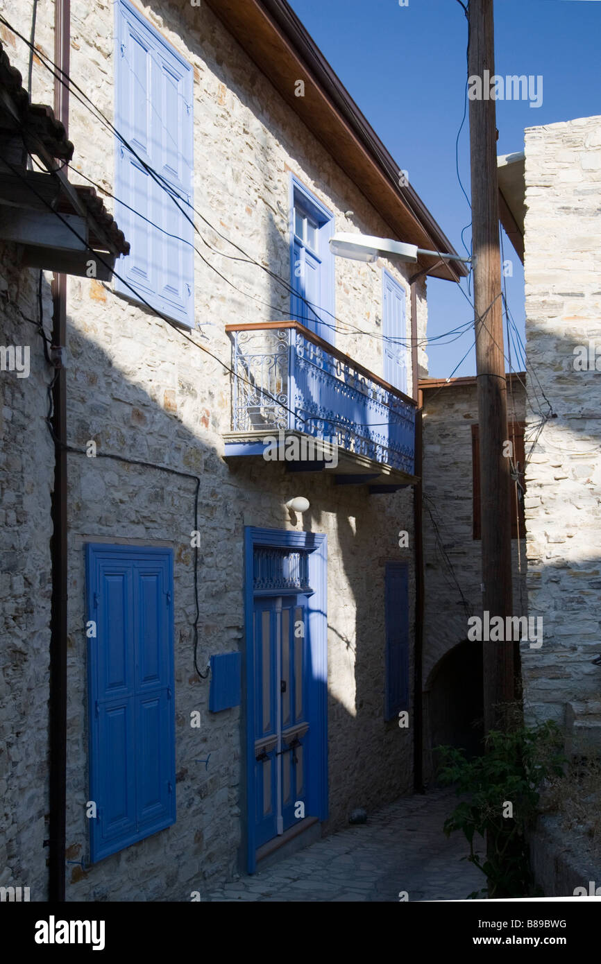 Maison aux volets bleus fermé à Lefkara, sud de Chypre Banque D'Images