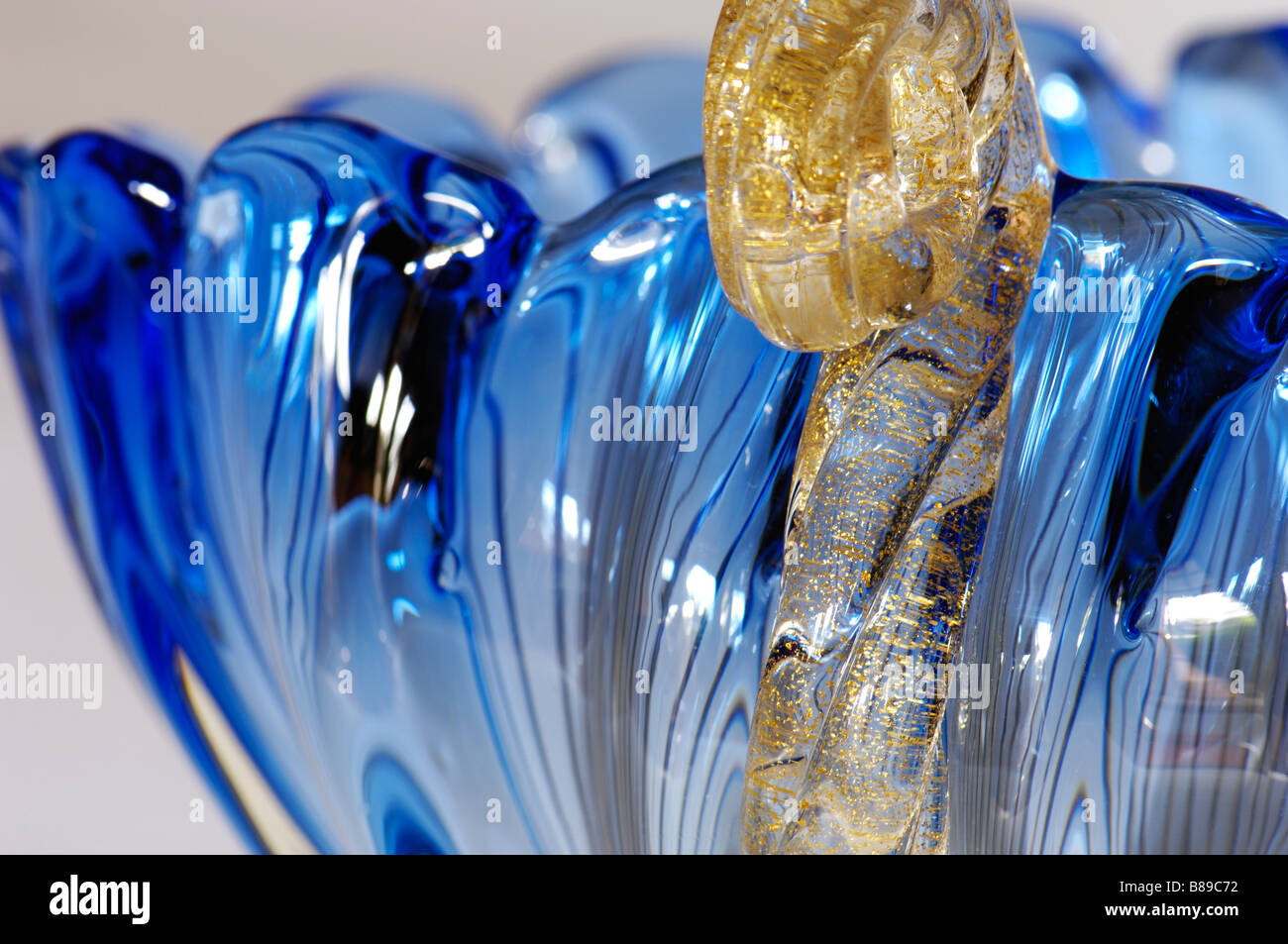 Un gros plan d'une vingtième siècle italien fait main bol en verre. Banque D'Images