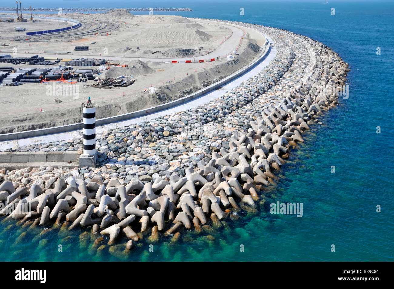 Sea défenses projet d'infrastructure de génie civil site de construction pour Maritime Ville utilisant des blocs de béton de type tétrapodes sur le rivage Dubai eau Banque D'Images