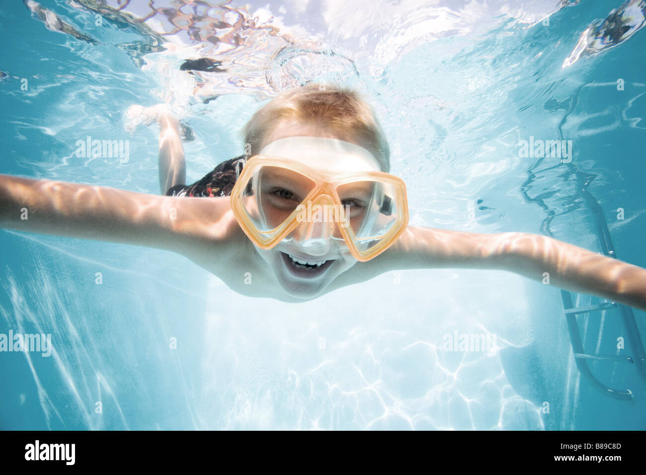 Boy swimming underwater Banque D'Images