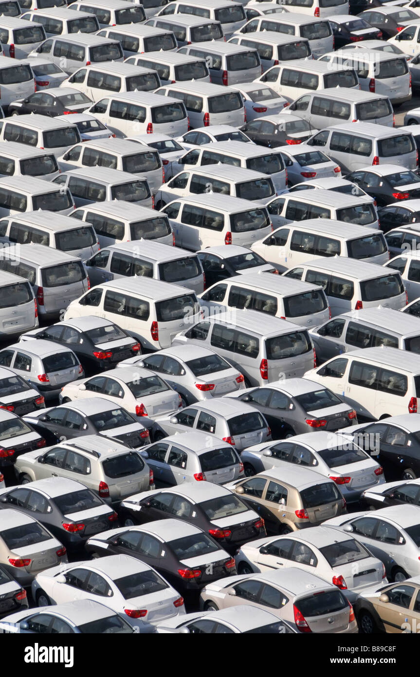 Le Bahreïn à close up sur le stockage à quai de voitures neuves importées en attente de distribution Banque D'Images