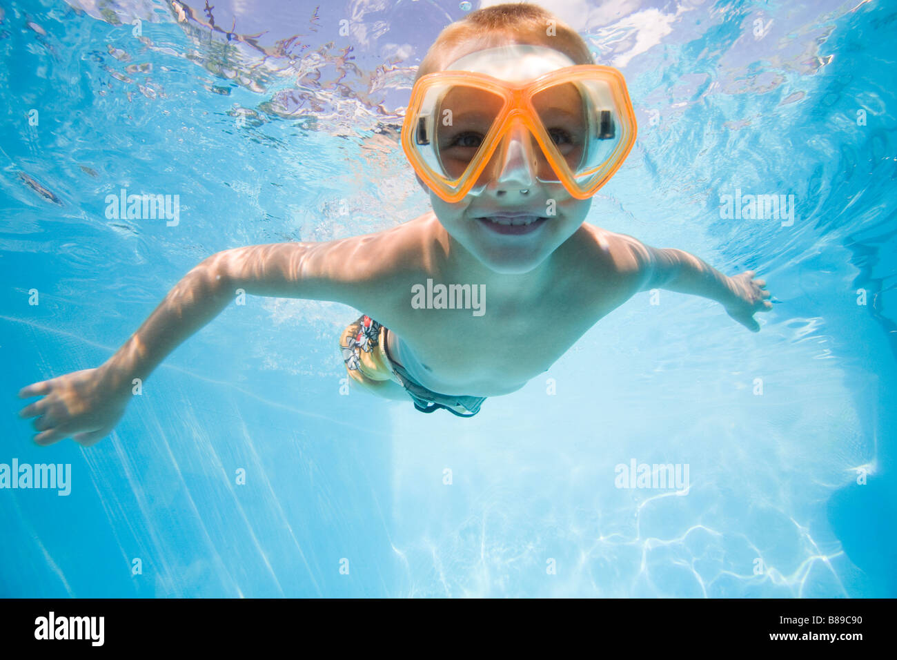 Boy swimming underwater Banque D'Images