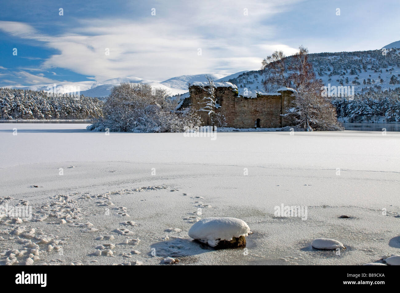 Les montagnes de Cairngorm congelé Loch an Eilein dans les contreforts de la neige couverts Parc National. 2113 SCO Banque D'Images
