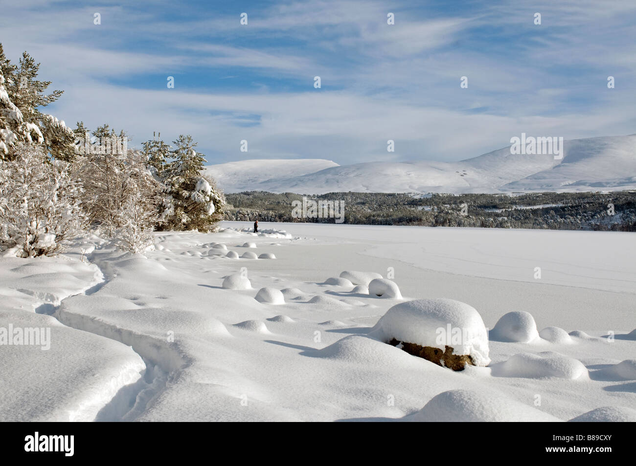 Les montagnes de Cairngorm de Loch Morlich congelé dans les contreforts de la neige couverts Parc National. 2123 SCO Banque D'Images