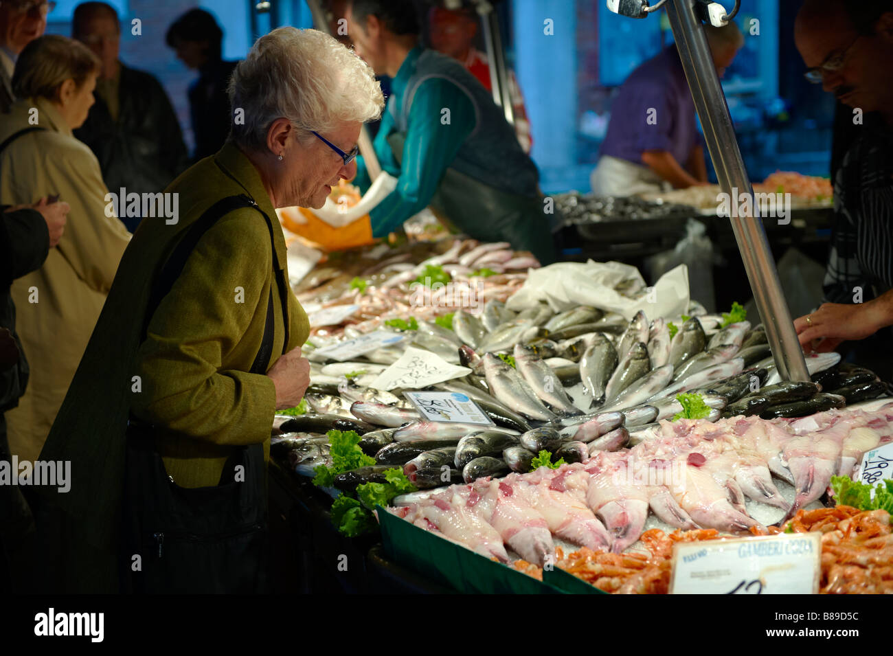 Les Vénitiens l'achat du poisson frais dans le marché du Rialto, Venise Banque D'Images
