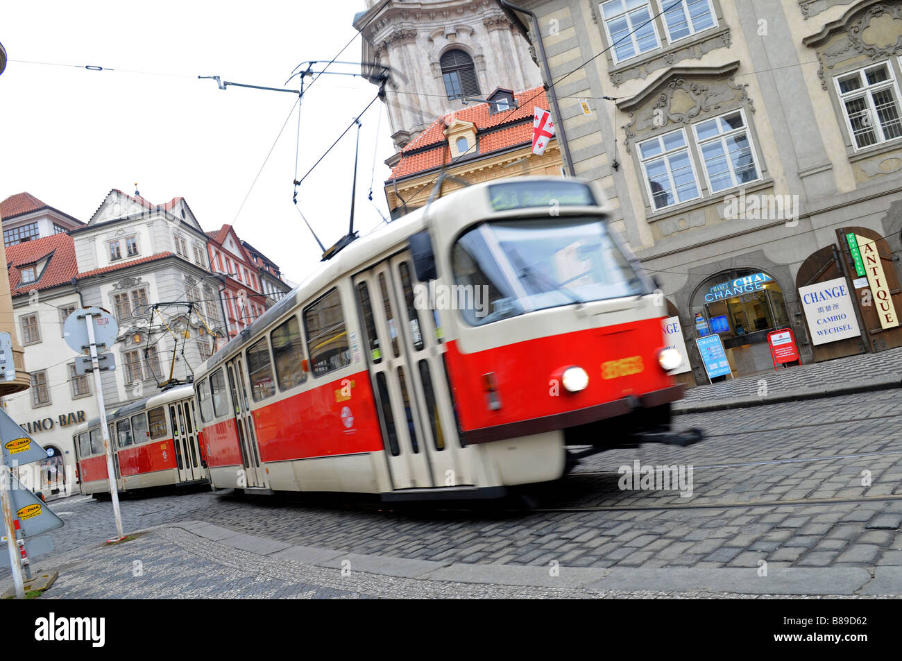 Un tramway vitesse dans une rue de Prague. Banque D'Images