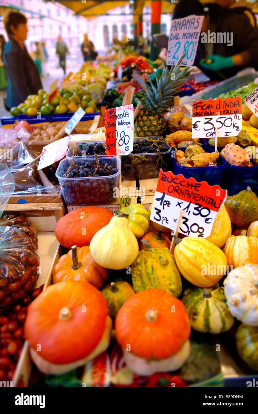 Kiosque de légumes. Le marché du Rialto de Venise Banque D'Images