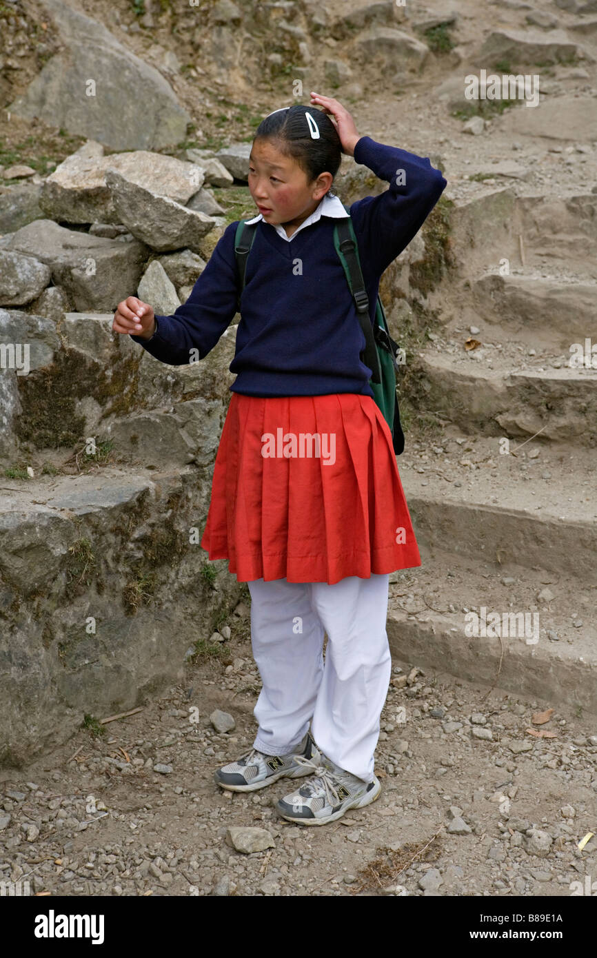 Une jeune fille népalaise, en uniforme d'près de Lukla au Népal région Solokhumbu Banque D'Images