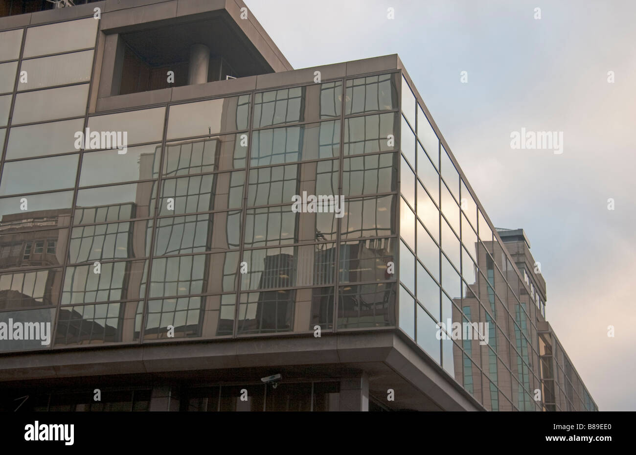 Ciel et nuages reflétée sur un bloc de bureau en verre à Glasgow Banque D'Images