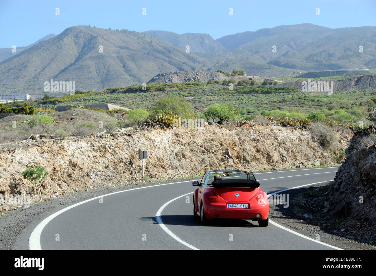 VW rouge voiture dans le sud de Tenerife avec un décor de montagnes Banque D'Images