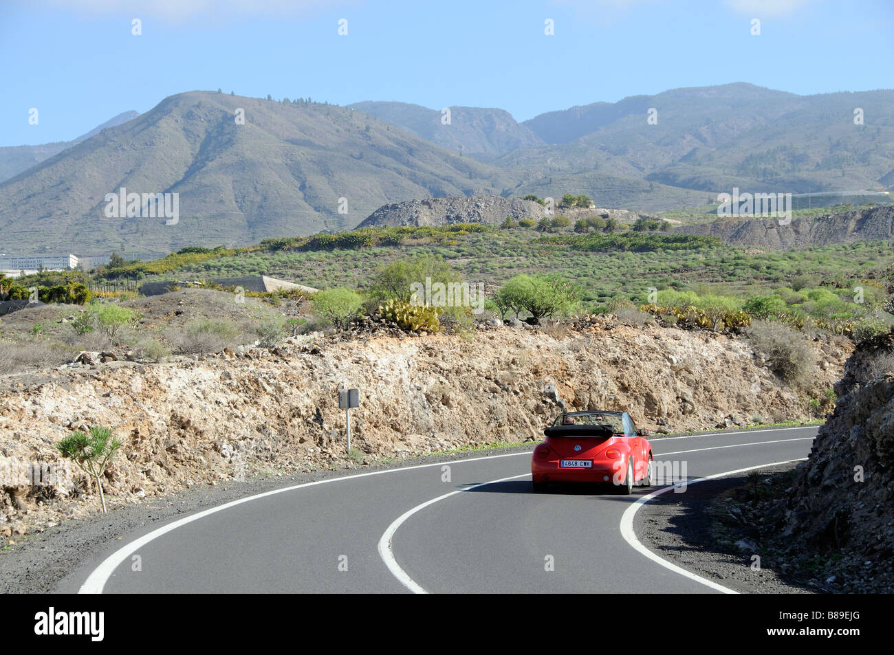 VW rouge voiture dans le sud de Tenerife avec un décor de montagnes Banque D'Images