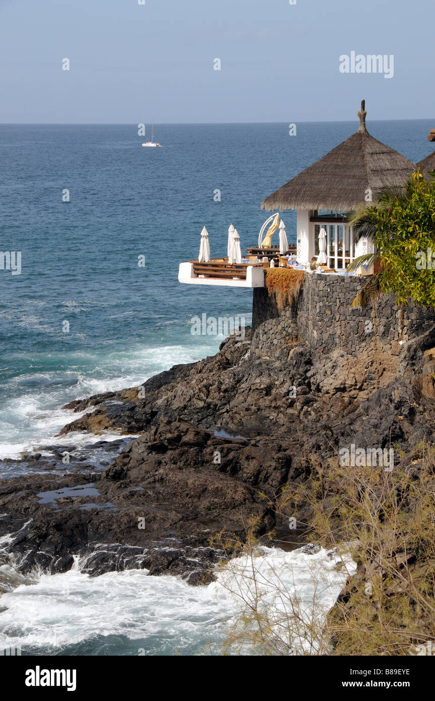 Costa Adeje Tenerife propriété construite en rocher surplombant l'Océan Atlantique Banque D'Images