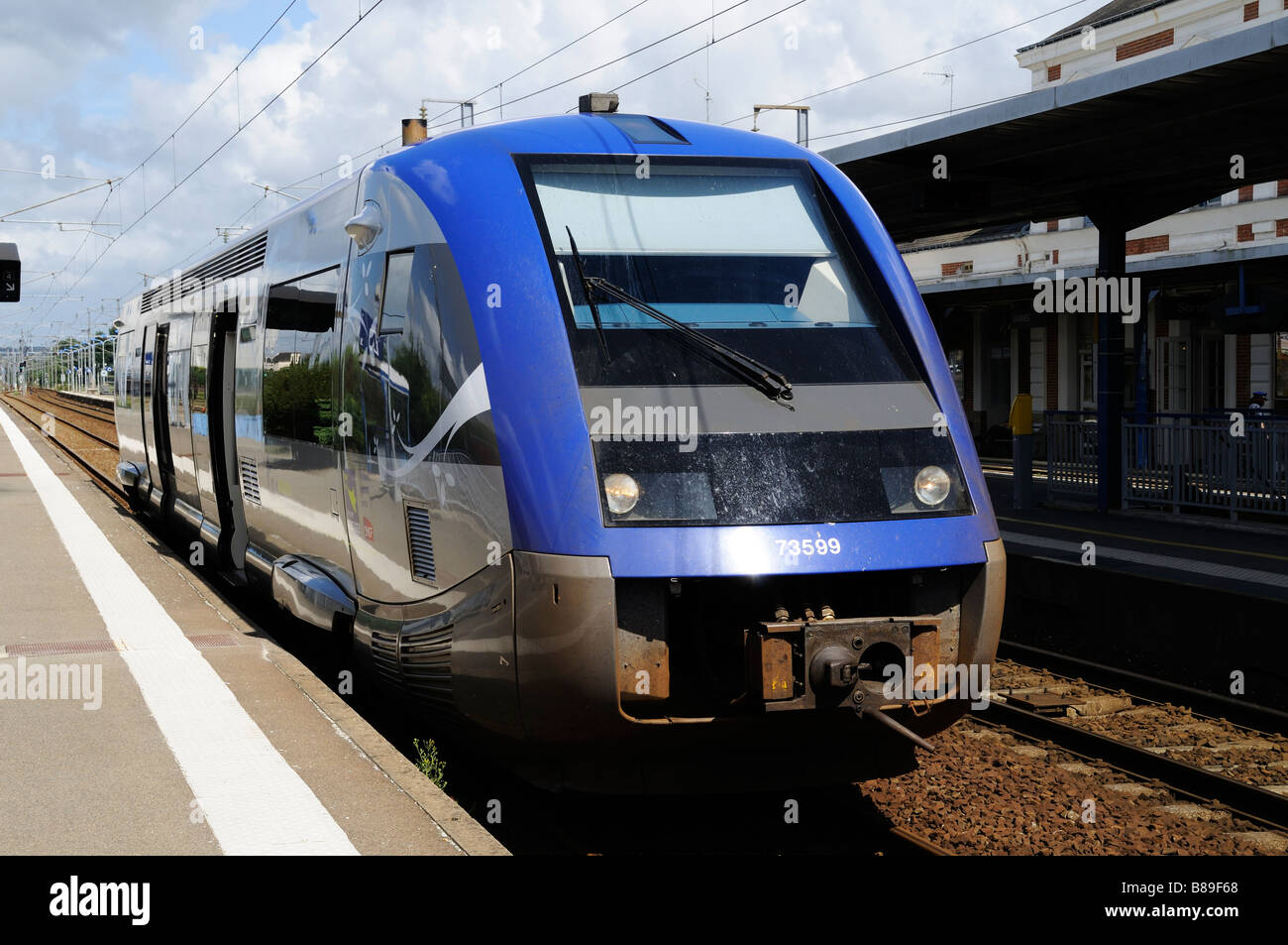 Gare SNCF moderne vous attend le départ de la gare de Vannes en Bretagne sous le soleil d'après-midi d'été Banque D'Images