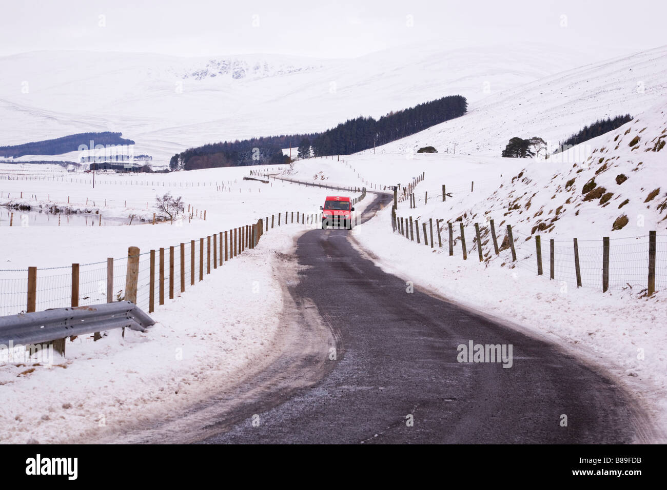 Livraison de Royal Mail à des endroits ruraux éloignés à Glen Clova, Angus, Écosse, sur une route de campagne enneigée. Banque D'Images