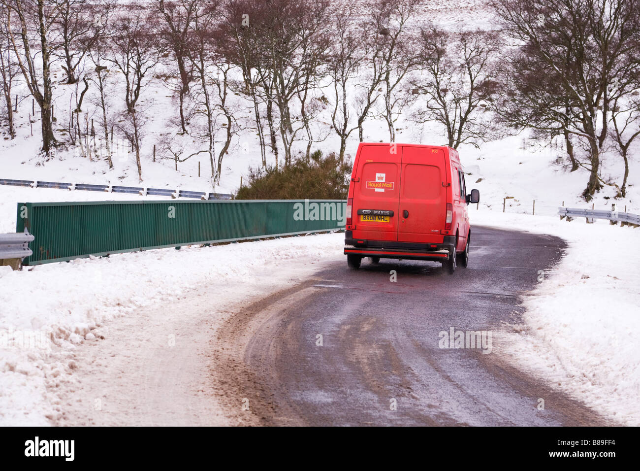 Livraison de Royal Mail à des endroits ruraux éloignés à Glen Clova, Angus, Écosse, sur une route de campagne enneigée. Banque D'Images