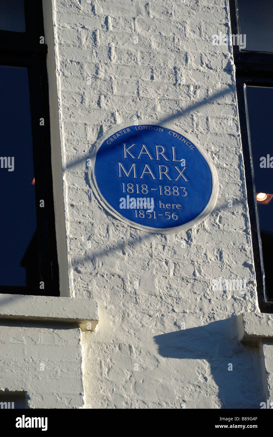 Blue plaque marquant la maison où Karl Marx a vécu dans la région de Dean Street, Soho Londres Banque D'Images