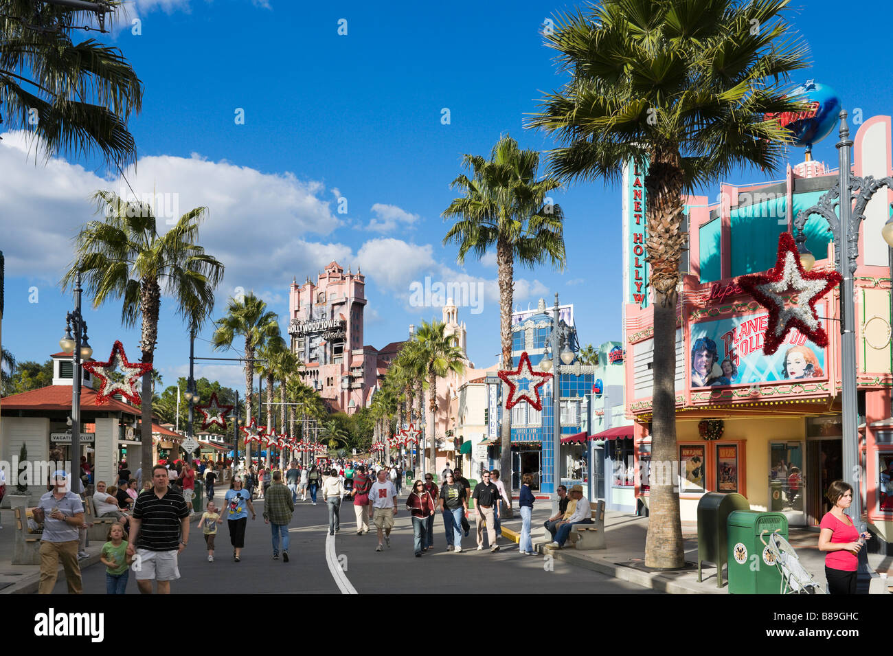 Sunset Boulevard en direction de Twilight Zone Tower of Terror, Disney Hollywood Studios, Walt Disney World, Orlando, Floride Banque D'Images