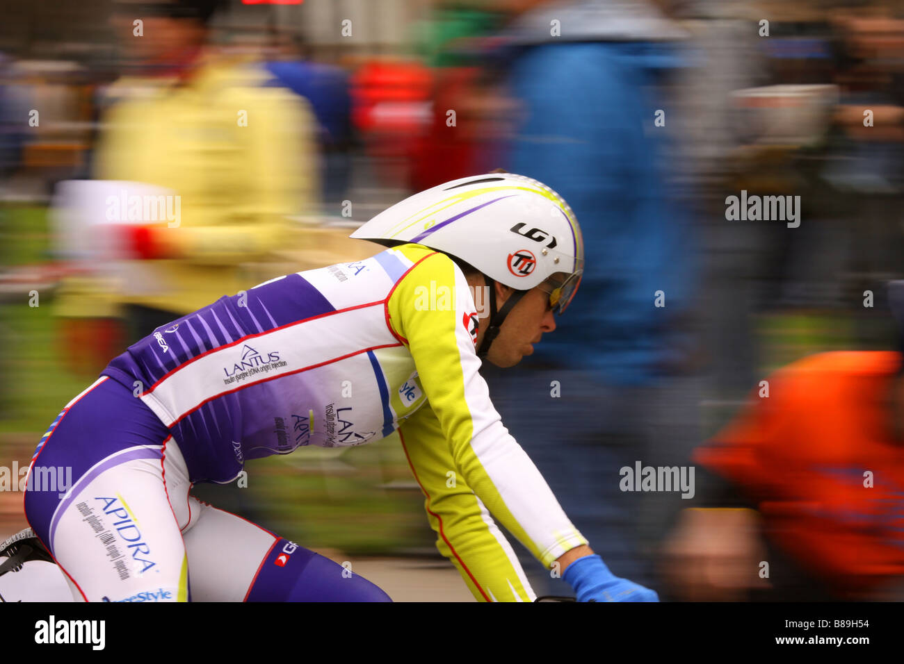 Une vitesse de course par la foule à l'prologue de l'Amgen Tour de Californie à Sacramento. 14 févr. 2009 Banque D'Images