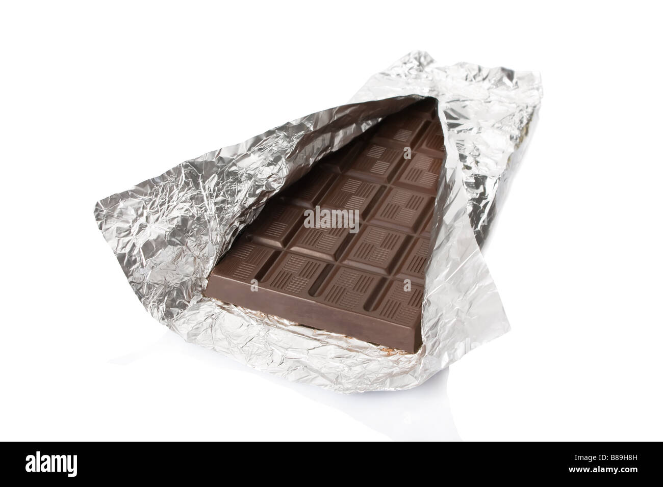 Barre de chocolat noir à l'intérieur de l'emballage aluminium isolé sur fond blanc Banque D'Images