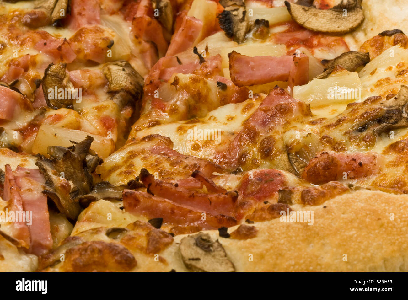 Close up de garniture de pizza aux champignons, jambon et ananas Banque D'Images