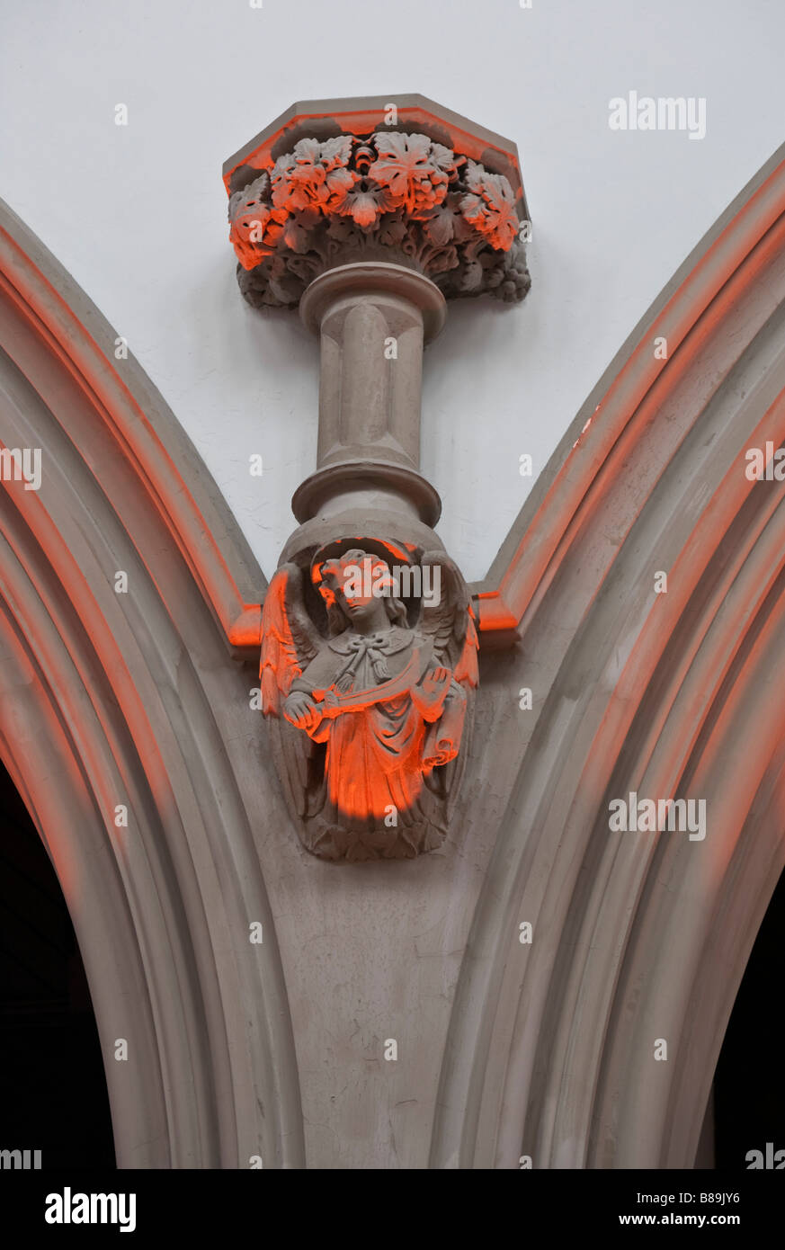 Ange sculpté patron. Monastère Gorton, Gorton, Greater Manchester, Royaume-Uni. Banque D'Images