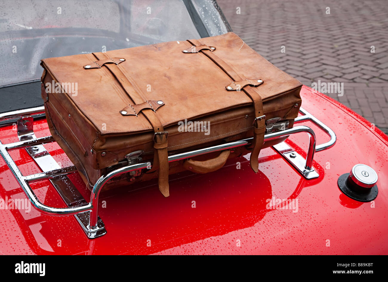 Valise en cuir attaché à carrier rack sur coffre de voiture classique Austin Healey Sprite Banque D'Images