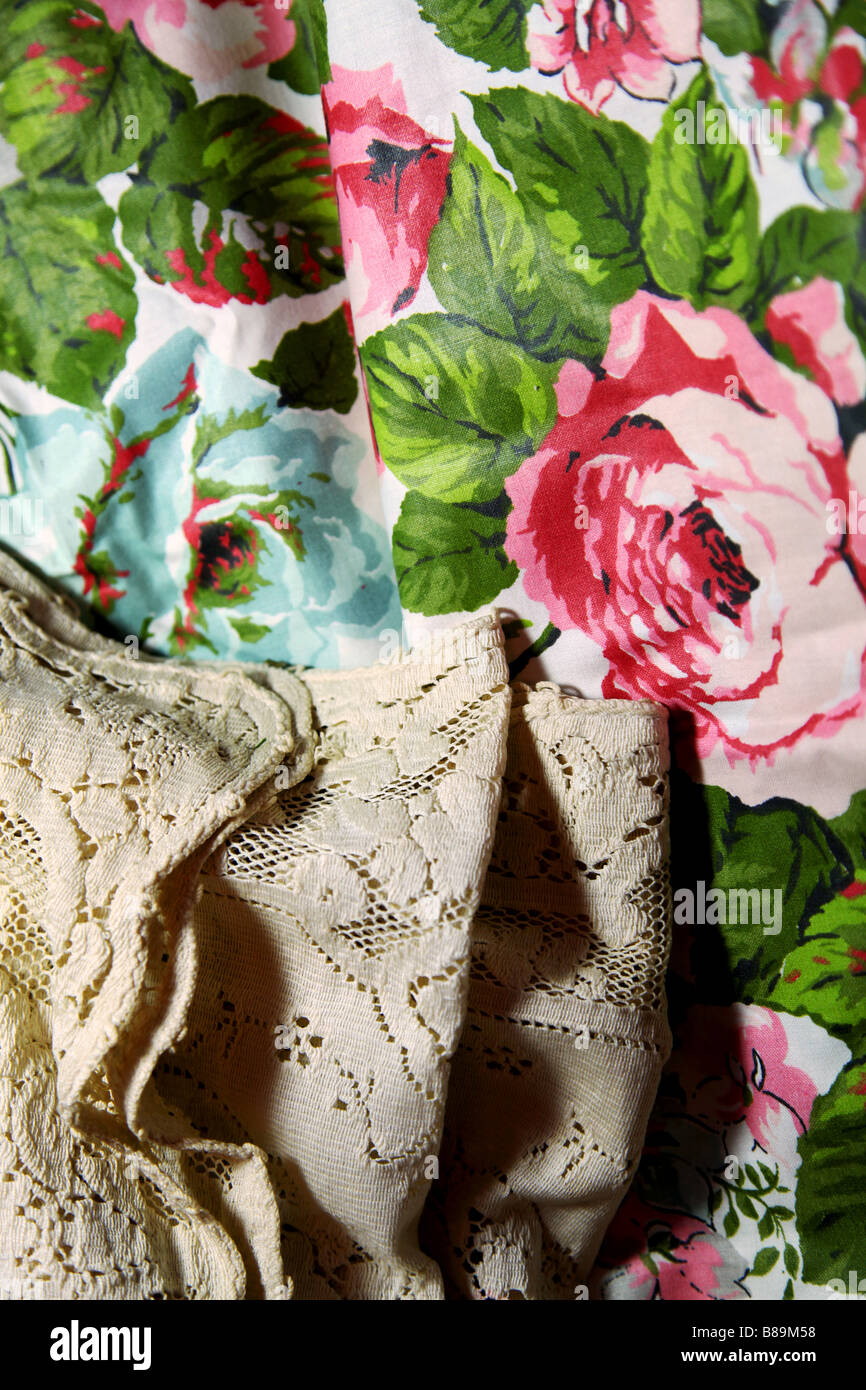 Dentelles anciennes, vintage tissu rose chou drapé de différentes teintes de roses pâle -- Un portrait de la vie toujours de temps. Banque D'Images