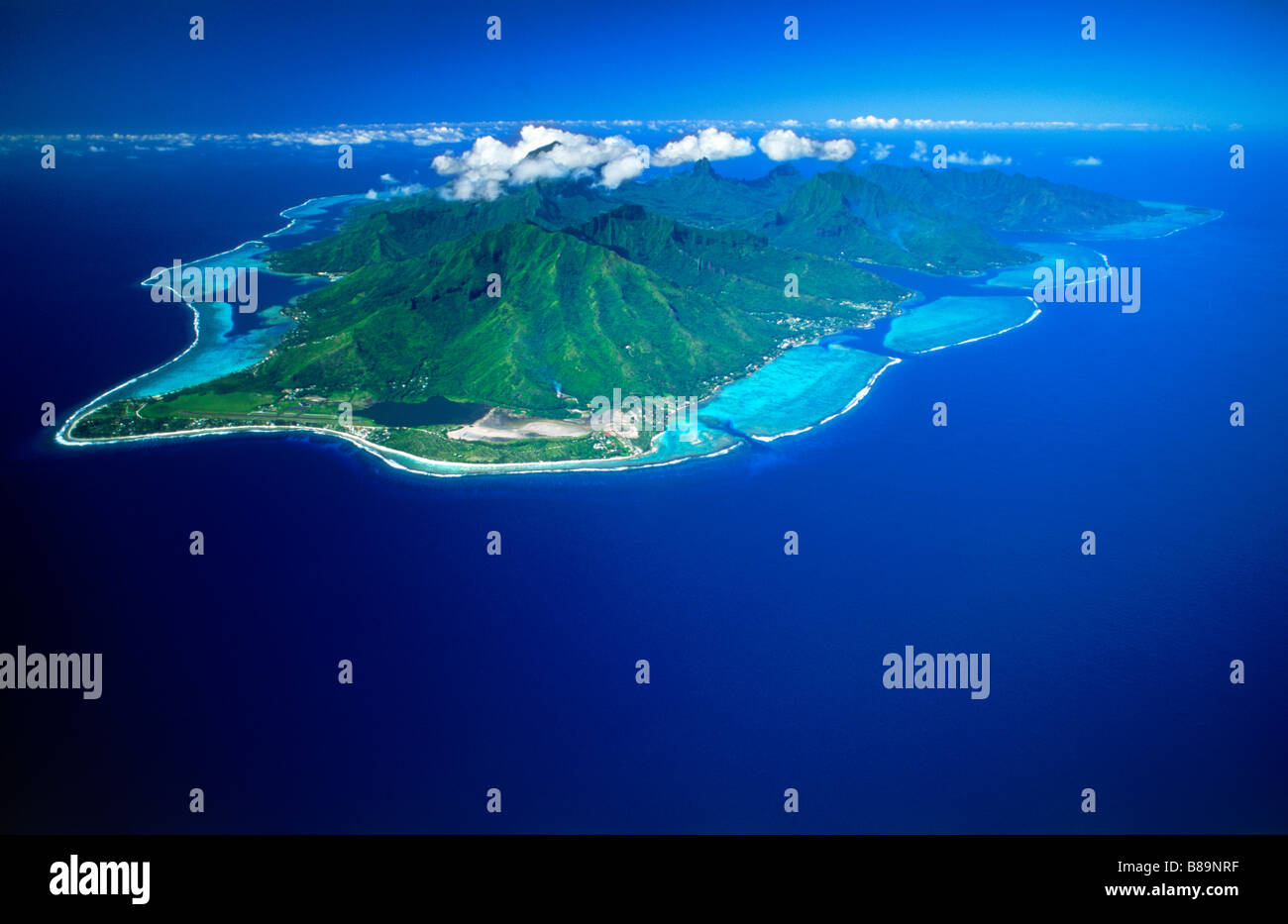 Vue aérienne de l'île de Moorea en Polynésie française piscine entre ciel bleu et bleu de l'Océan Pacifique Banque D'Images
