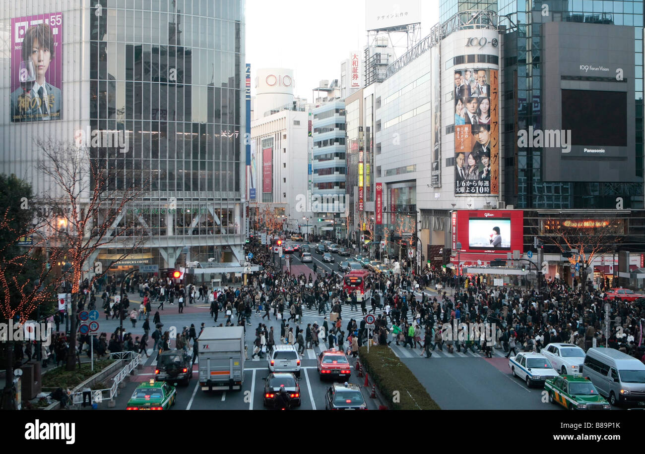 Vue générale des passages piétons dans le quartier Shibuya de Tokyo. Banque D'Images