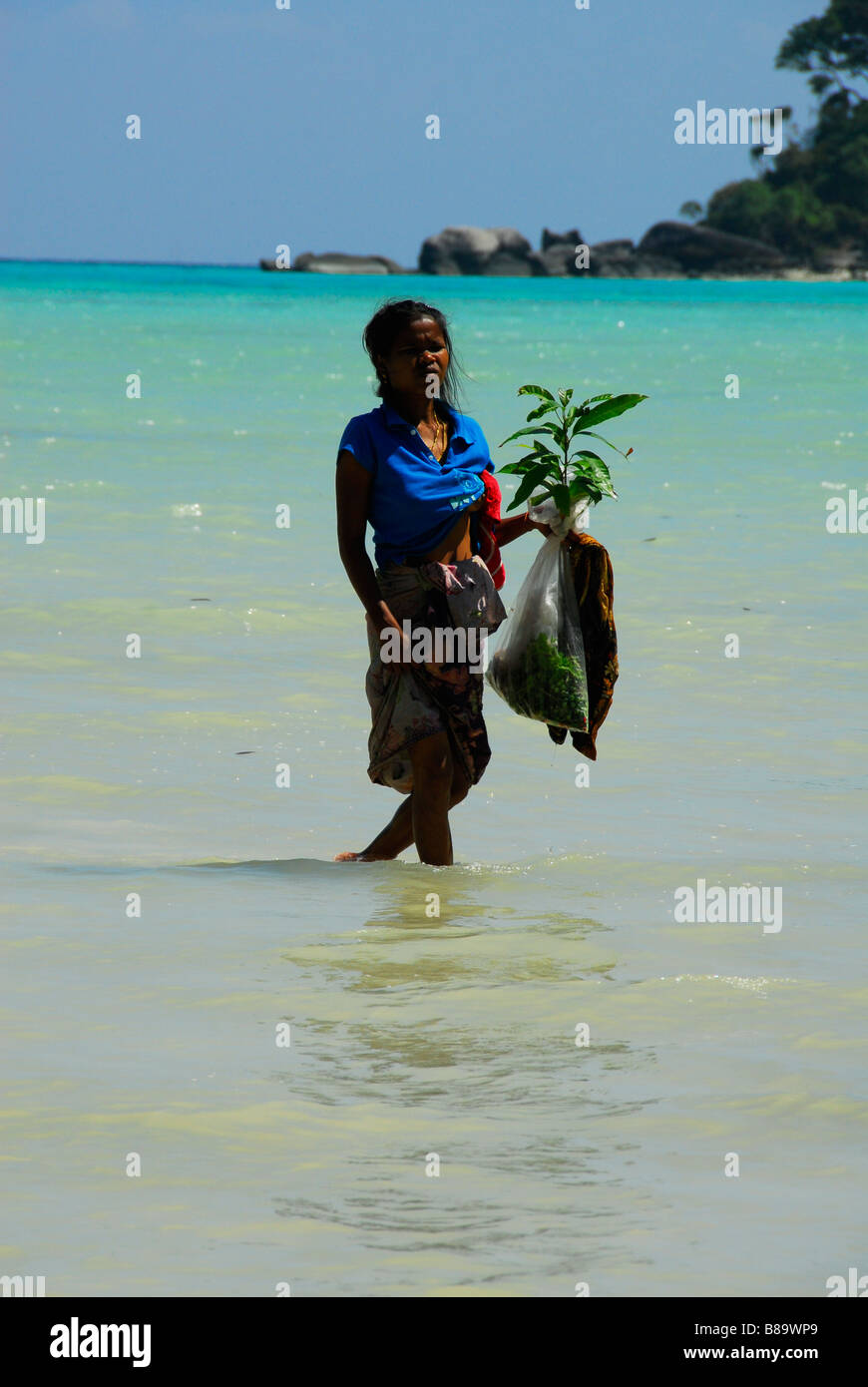 Moken Sea Gypsy Woman marcher dans la mer à l'île de Surin,village,PhangNga, le sud de la Thaïlande. Banque D'Images
