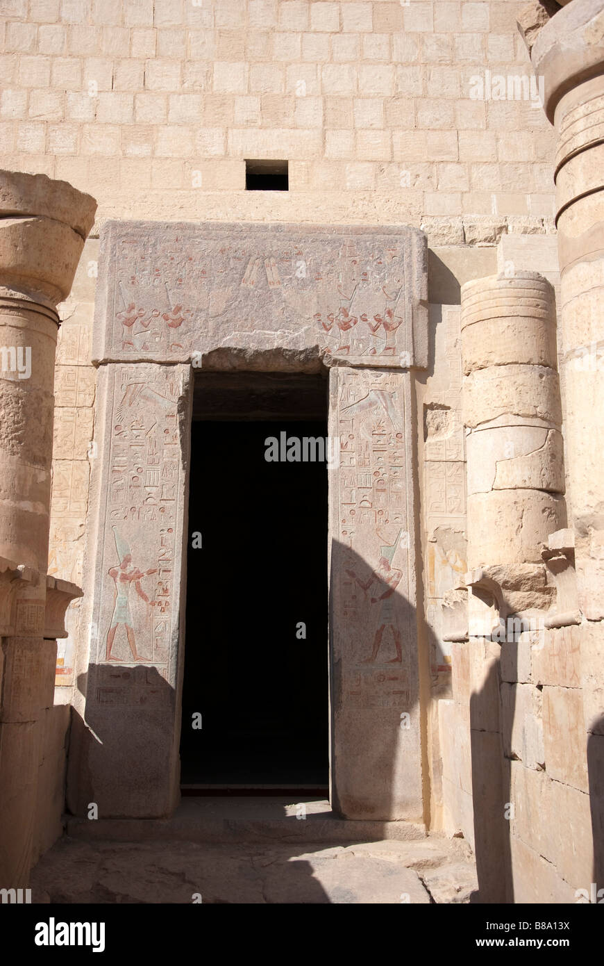 Détail de la porte de granit rose Al Deir El Bahari Temple Banque D'Images