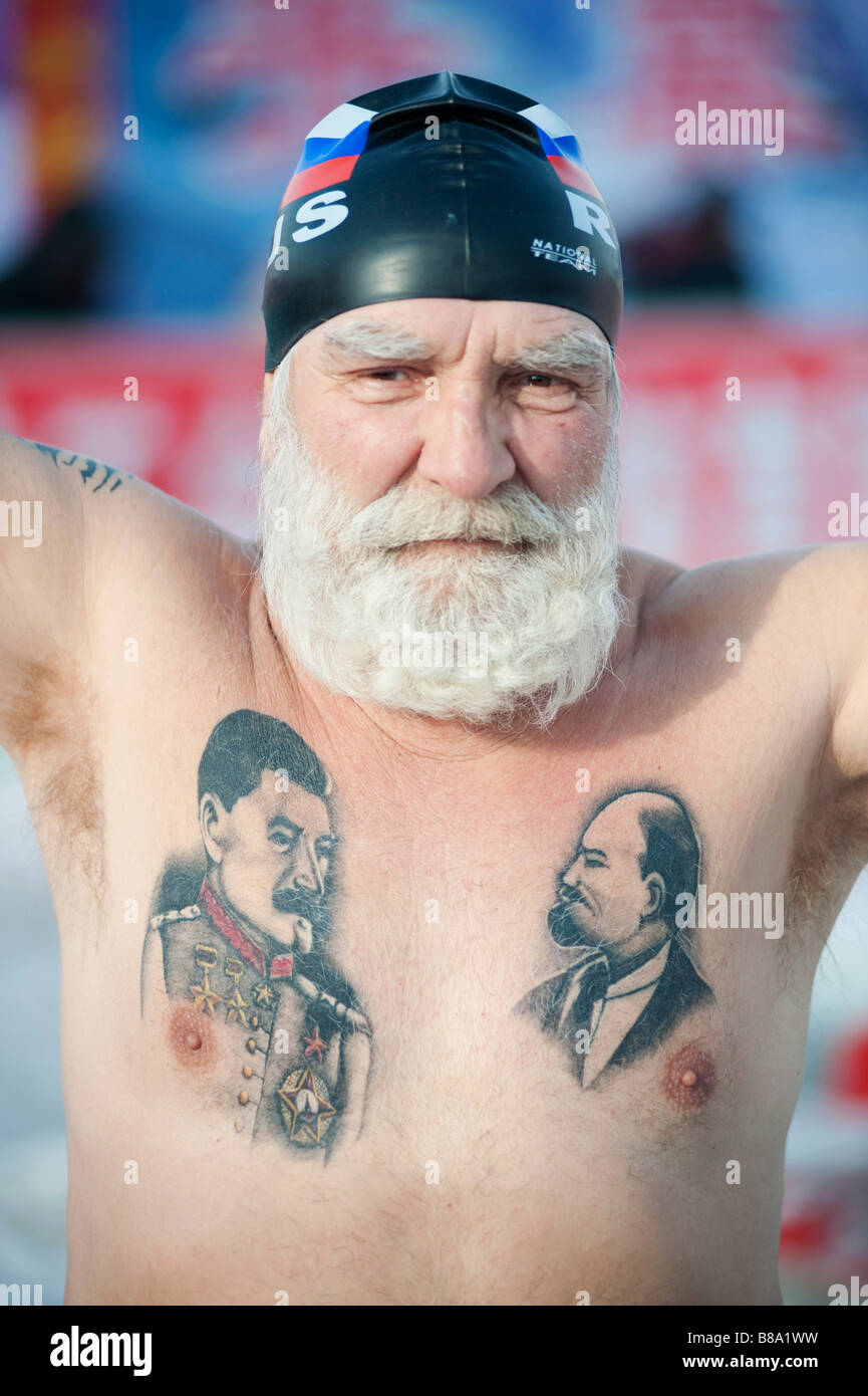 Personnes âgées homme russe avec des tatouages de Staline et Lénine posant avant la baignade dans la rivière Songhua gelé de Harbin en Chine 2009 Banque D'Images