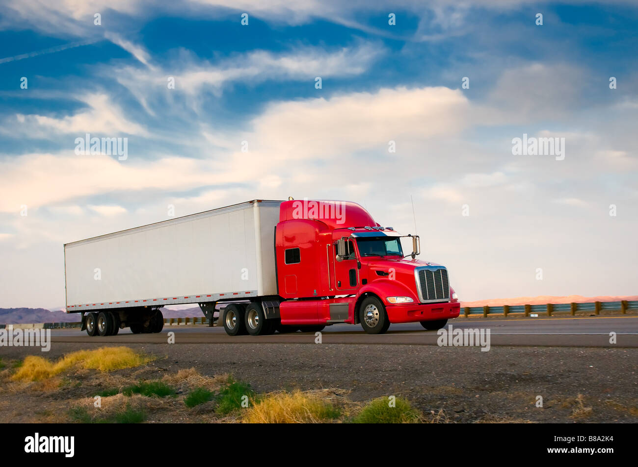 Déménagement camion rouge sur une route Banque D'Images