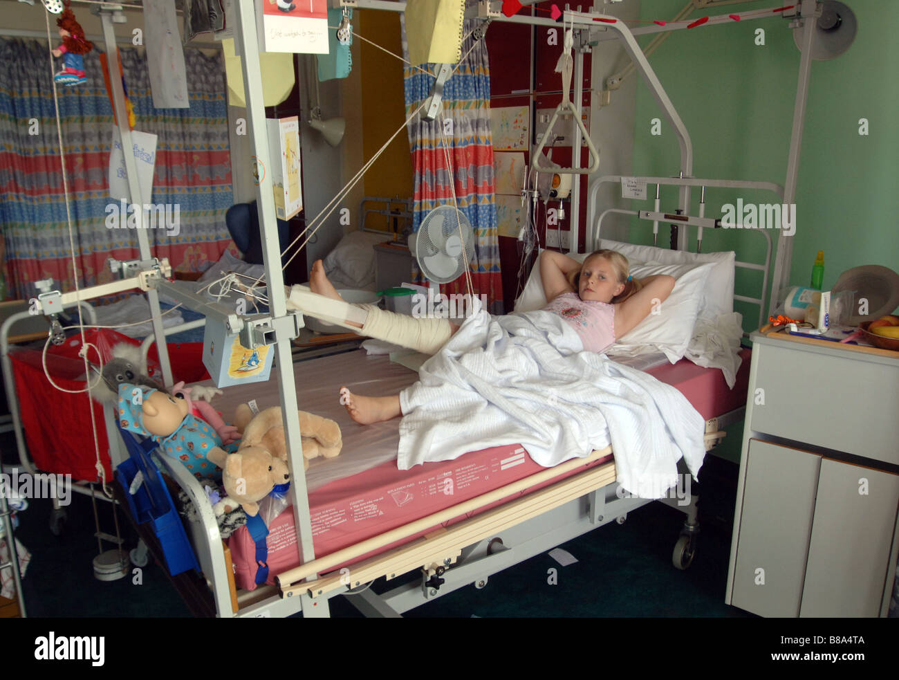 Une jeune fille à l'hôpital avec une jambe cassée Photo Stock Alamy