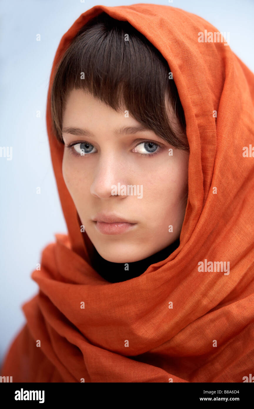 Jolie femme avec un voile dans la tête sur fond bleu Photo Stock - Alamy