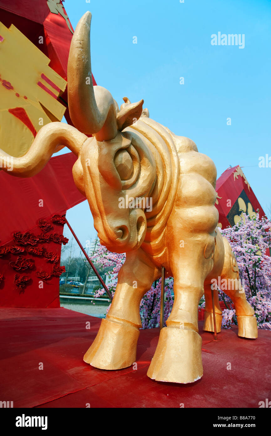 Grand orné d'or décoration Boeuf pour célébrer début du Nouvel An chinois du boeuf à Pékin Février 2009 Banque D'Images
