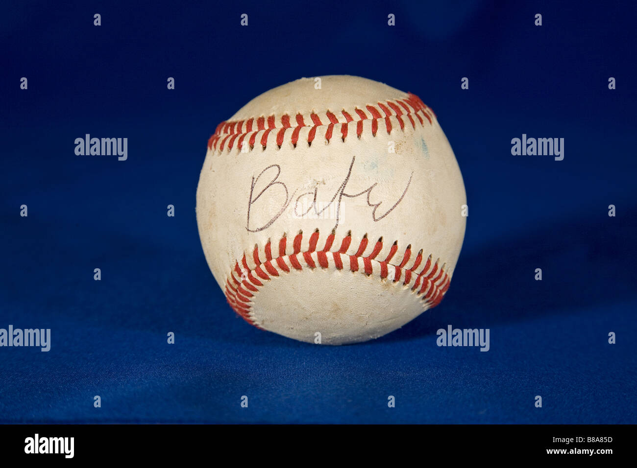 Un chandail signé baseball a porté jusqu'à 150 000 dollars aux enchères Banque D'Images