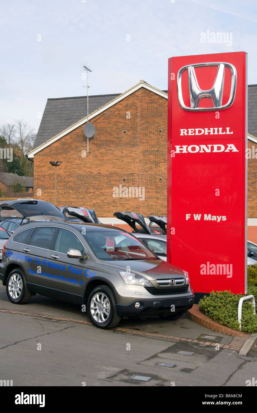 Voitures sur une Honda fleuristes détaillants avant-cour garage Banque D'Images