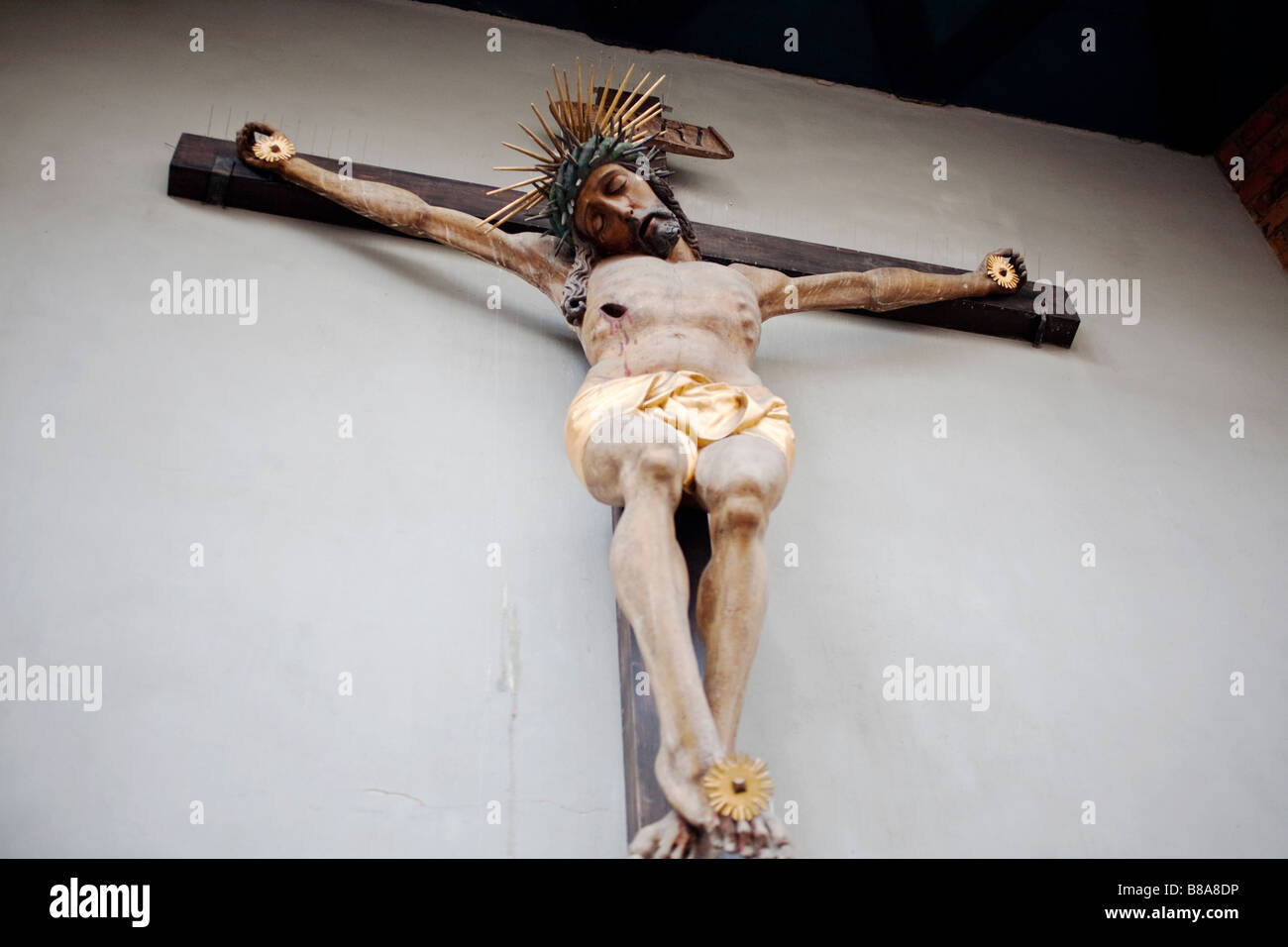 Statue de Jésus sur la croix à l'extérieur de l'église. La vieille ville de Cracovie, Pologne Banque D'Images