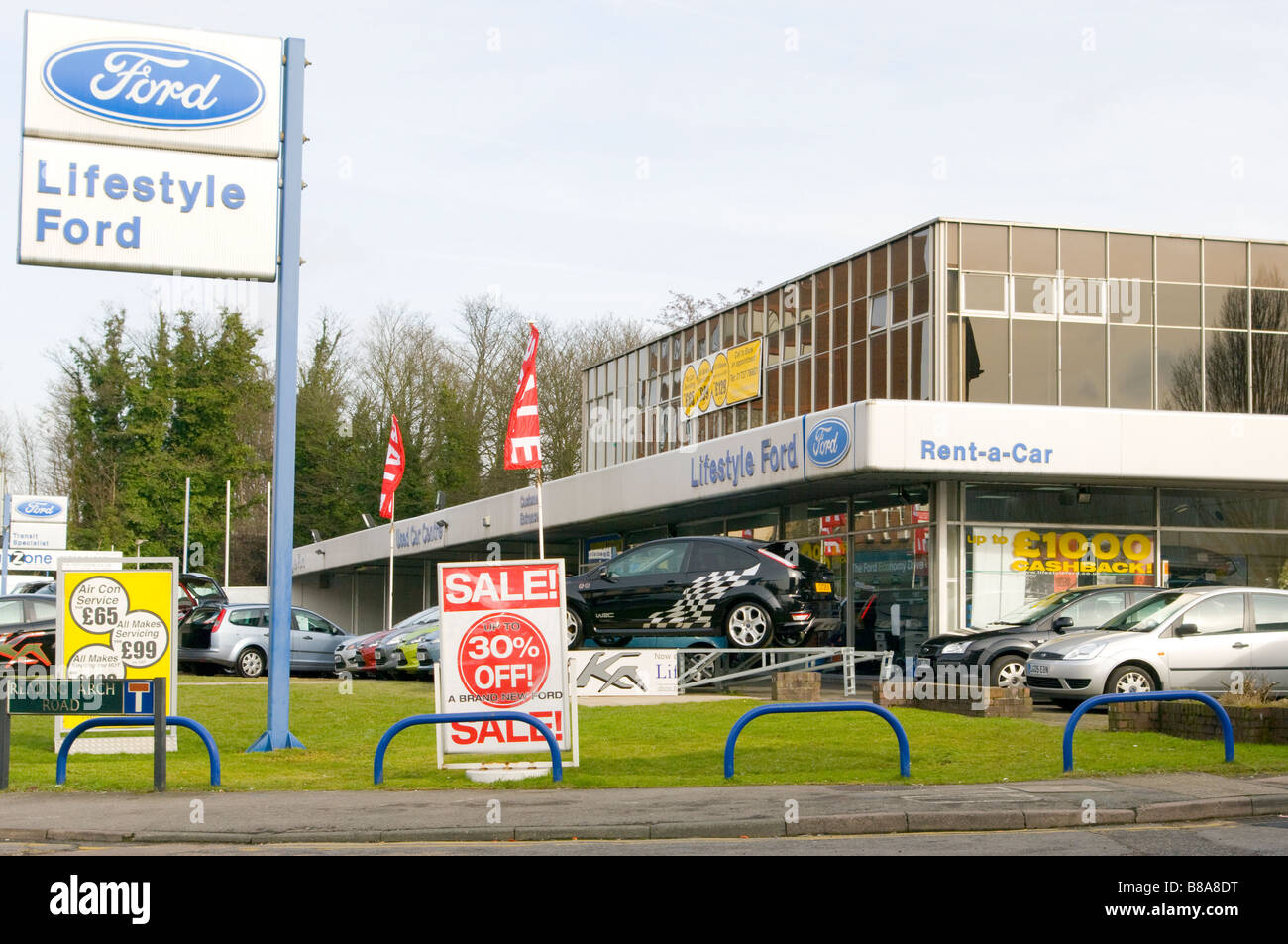 Véhicules voitures sur un parvis Concessionnaires voiture Ford Banque D'Images