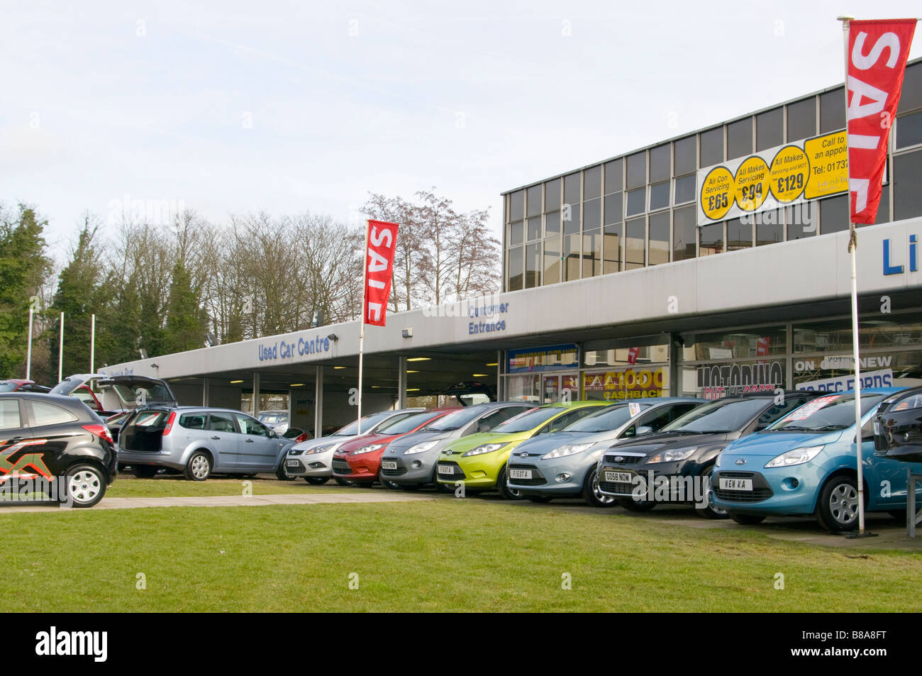 Véhicules voitures en vente sur une voiture de Ford concessionnaire automobile concessionnaire concessionnaires avant-cour Banque D'Images