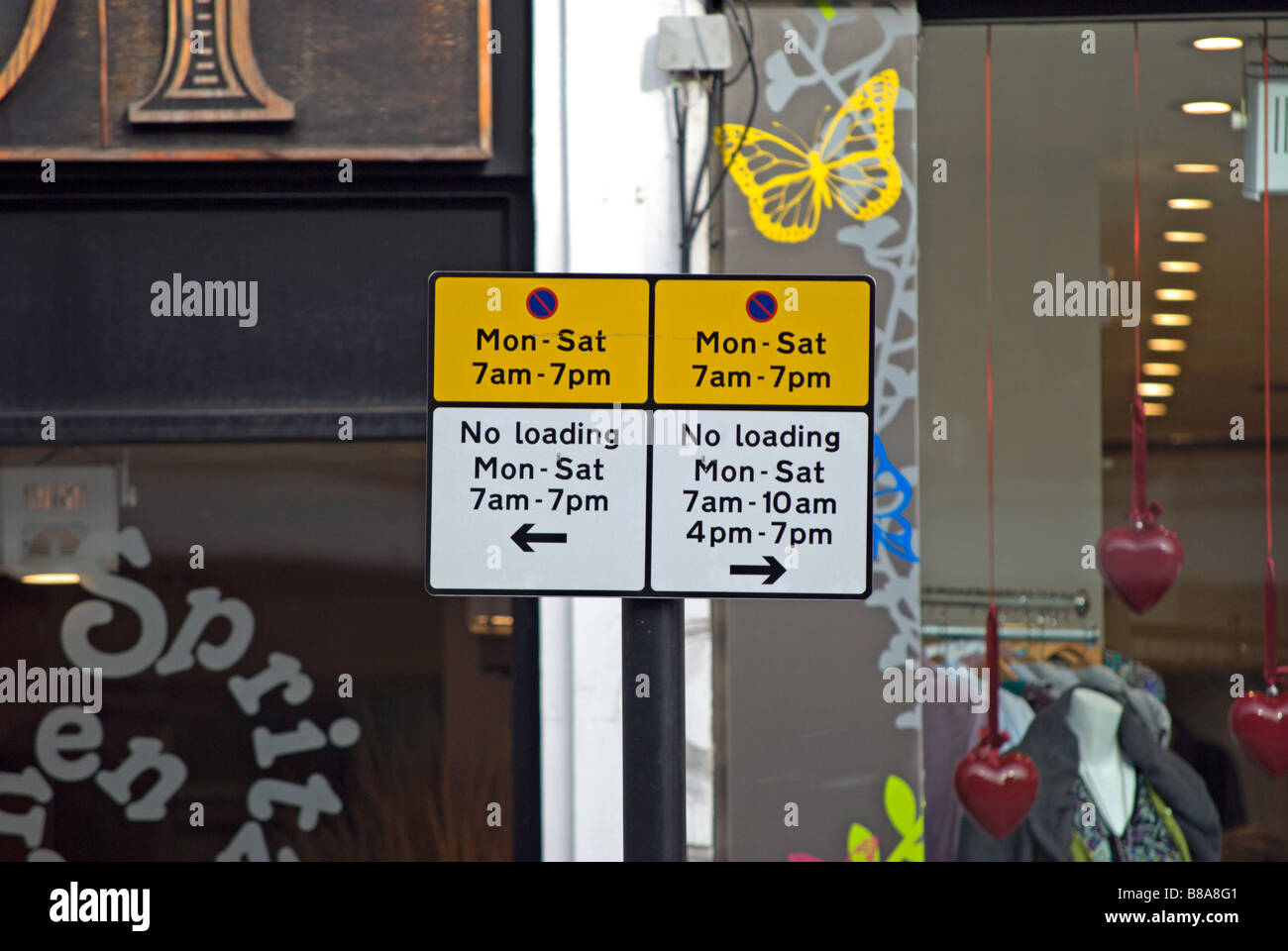 La signe jaune et blanc montrant des interdictions de stationnement, sur Chiswick High Road, Londres, Angleterre Banque D'Images